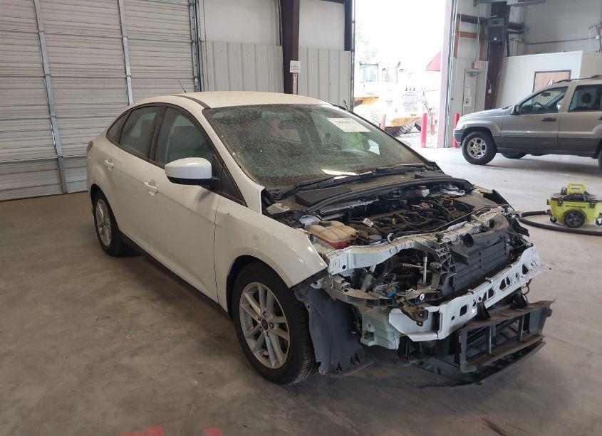 2018 Ford Focus SE (VIN 1FADP3F24JL250595) main photo
