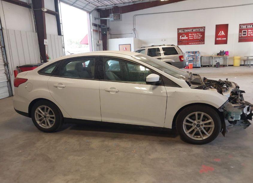 Photo 14 of 2018 Ford Focus SE (VIN 1FADP3F24JL250595)