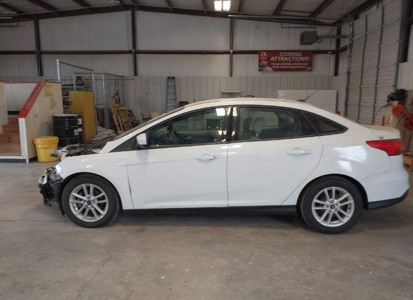 Photo 15 of 2018 Ford Focus SE (VIN 1FADP3F24JL250595)