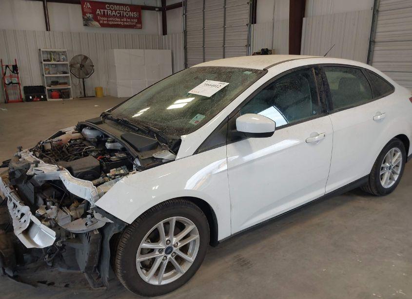 Photo 18 of 2018 Ford Focus SE (VIN 1FADP3F24JL250595)