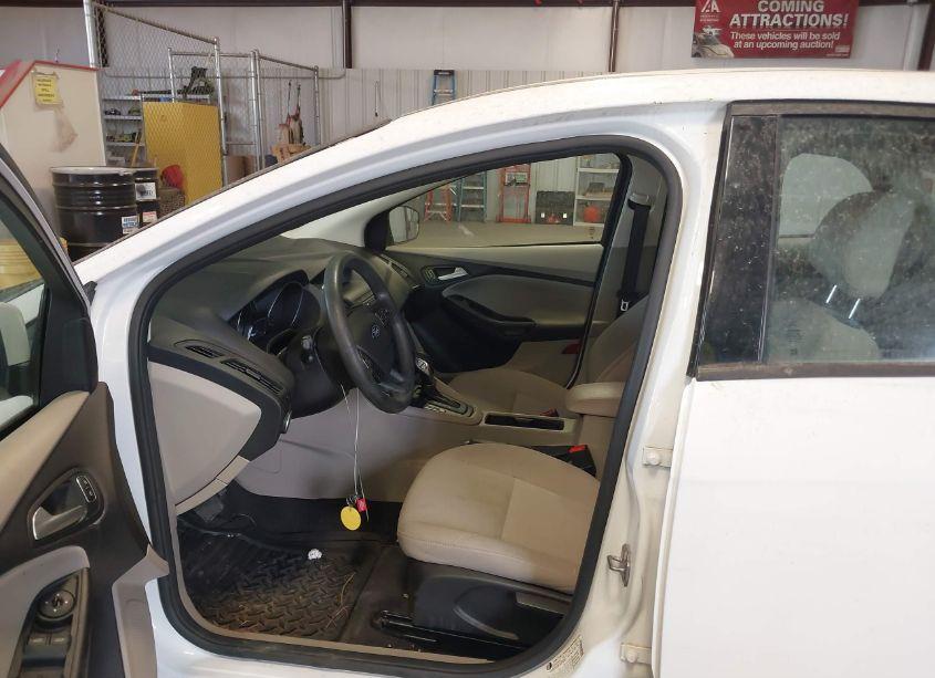 Photo 19 of 2018 Ford Focus SE (VIN 1FADP3F24JL250595)