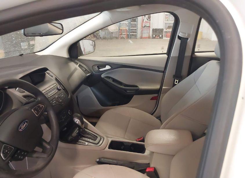 Photo 21 of 2018 Ford Focus SE (VIN 1FADP3F24JL250595)