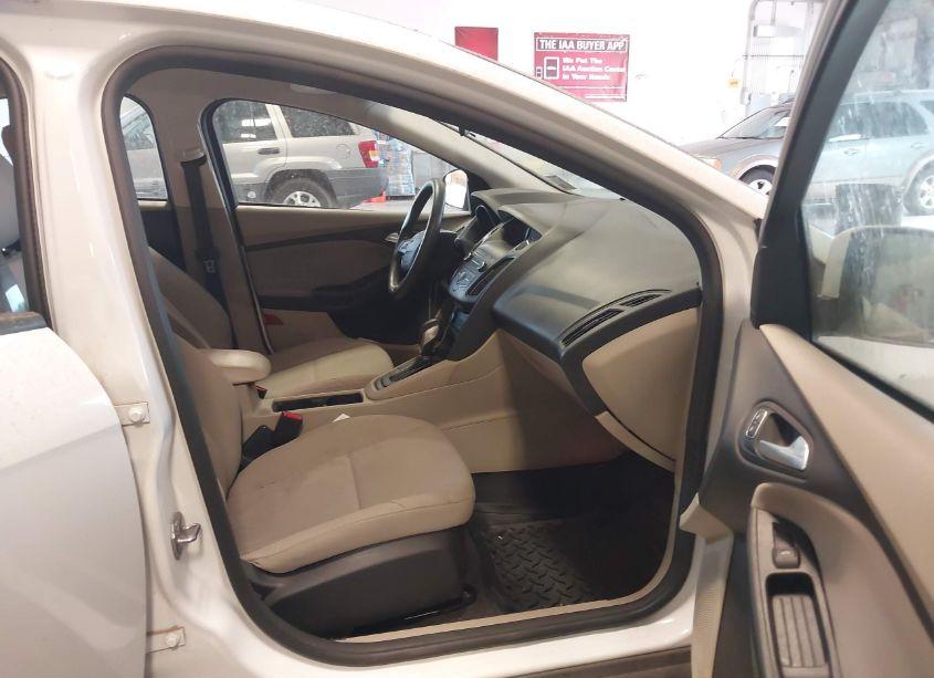 Photo 5 of 2018 Ford Focus SE (VIN 1FADP3F24JL250595)