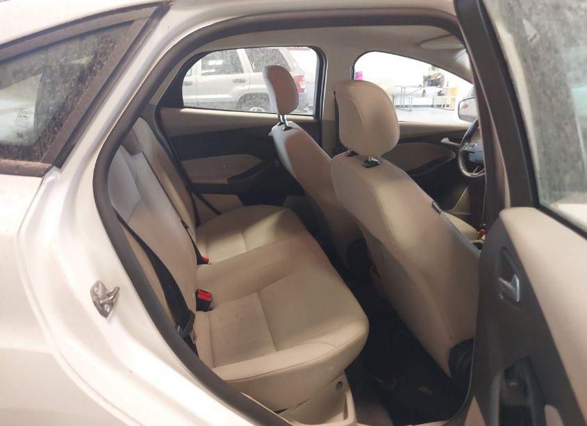 Photo 8 of 2018 Ford Focus SE (VIN 1FADP3F24JL250595)