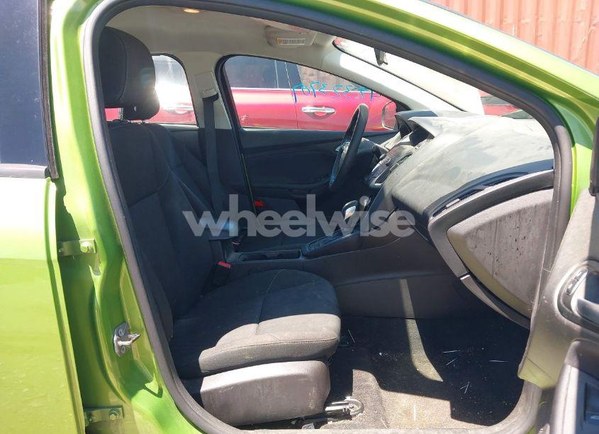 Photo 5 of 2018 Ford Focus SE (VIN 1FADP3F24JL256414)