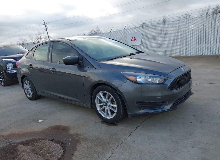 2018 Ford Focus SE (VIN 1FADP3F24JL259152) main photo