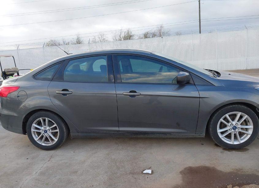 Photo 13 of 2018 Ford Focus SE (VIN 1FADP3F24JL259152)