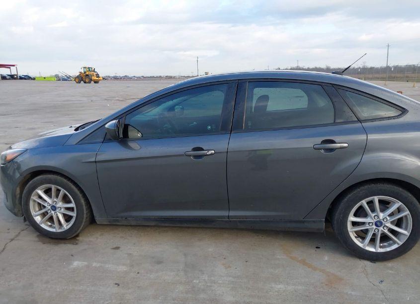 Photo 14 of 2018 Ford Focus SE (VIN 1FADP3F24JL259152)