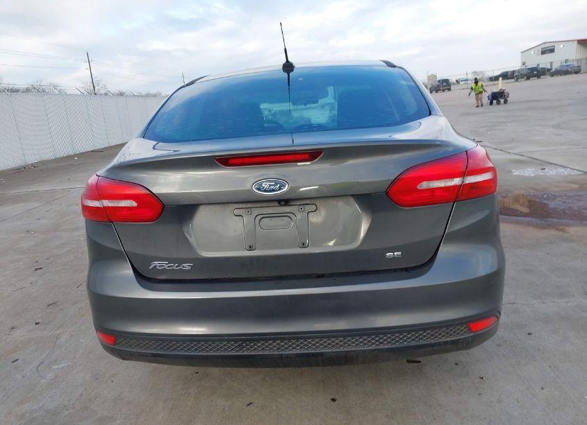 Photo 16 of 2018 Ford Focus SE (VIN 1FADP3F24JL259152)