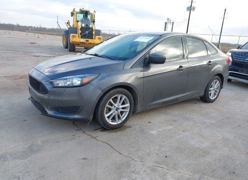 Photo 2 of 2018 Ford Focus SE (VIN 1FADP3F24JL259152)