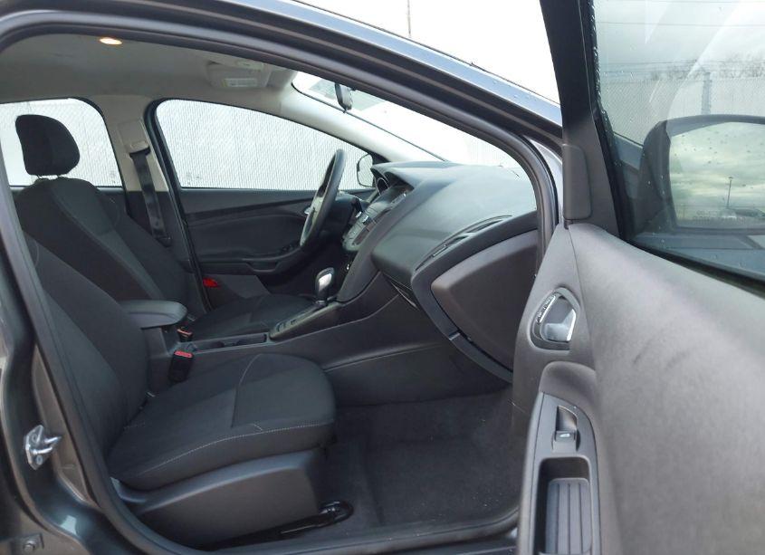 Photo 5 of 2018 Ford Focus SE (VIN 1FADP3F24JL259152)