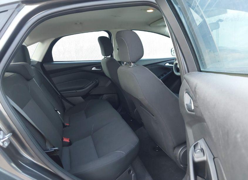 Photo 8 of 2018 Ford Focus SE (VIN 1FADP3F24JL259152)