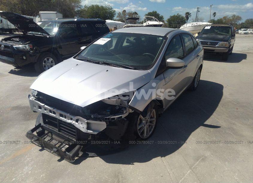 Photo 2 of 2018 Ford Focus SE (VIN 1FADP3F24JL262195)