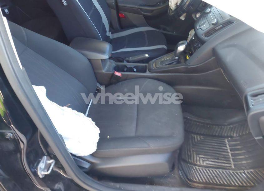 Photo 5 of 2018 Ford Focus SE (VIN 1FADP3F24JL294869)