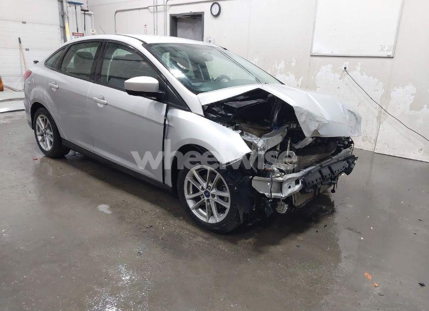 2018 Ford Focus SE (VIN 1FADP3F24JL295505) main photo