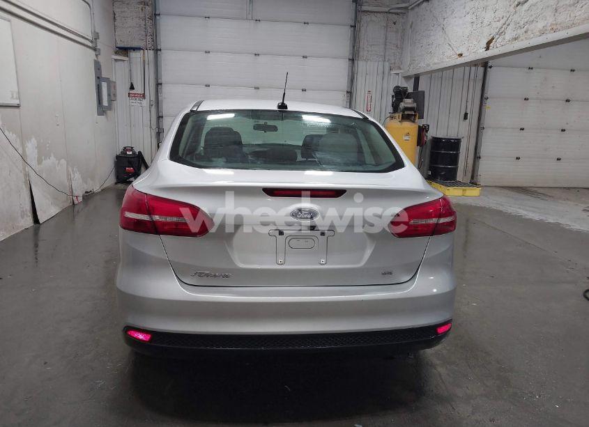 Photo 17 of 2018 Ford Focus SE (VIN 1FADP3F24JL295505)