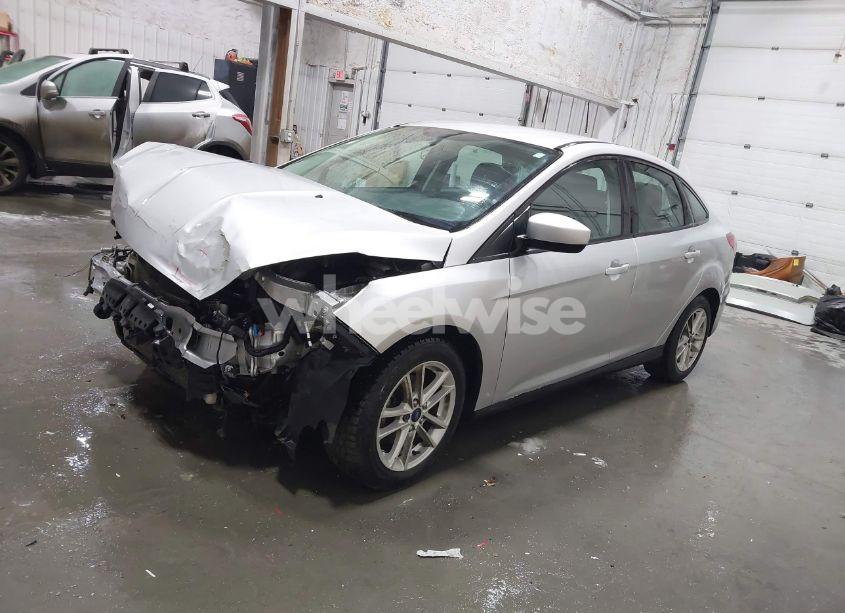 Photo 2 of 2018 Ford Focus SE (VIN 1FADP3F24JL295505)