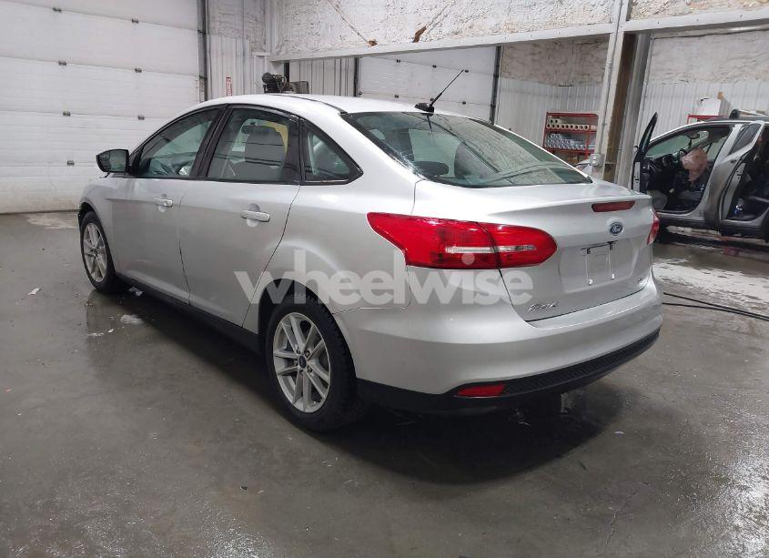 Photo 3 of 2018 Ford Focus SE (VIN 1FADP3F24JL295505)