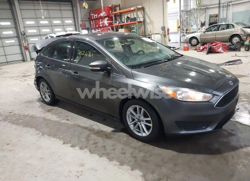 2018 Ford Focus SE (VIN 1FADP3F24JL311010) main photo