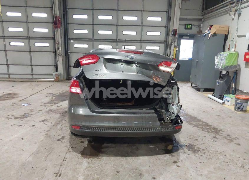Photo 16 of 2018 Ford Focus SE (VIN 1FADP3F24JL311010)