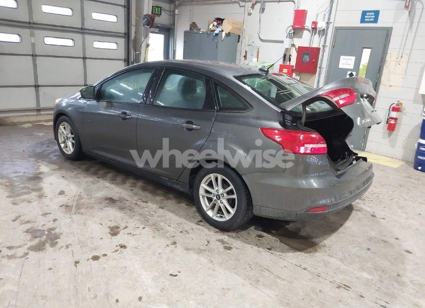 Photo 3 of 2018 Ford Focus SE (VIN 1FADP3F24JL311010)