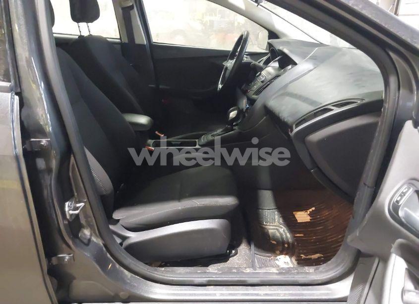 Photo 5 of 2018 Ford Focus SE (VIN 1FADP3F24JL311010)