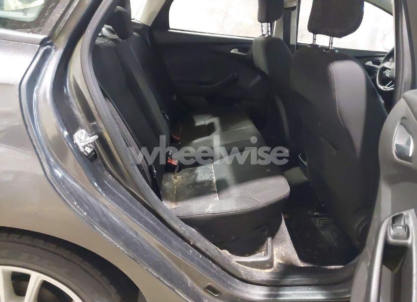 Photo 8 of 2018 Ford Focus SE (VIN 1FADP3F24JL311010)