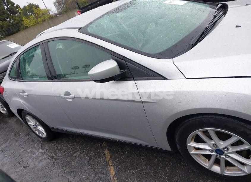 Photo 14 of 2018 Ford Focus SE (VIN 1FADP3F24JL326333)