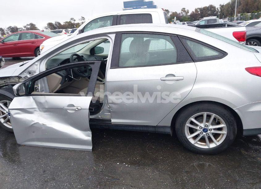 Photo 15 of 2018 Ford Focus SE (VIN 1FADP3F24JL326333)