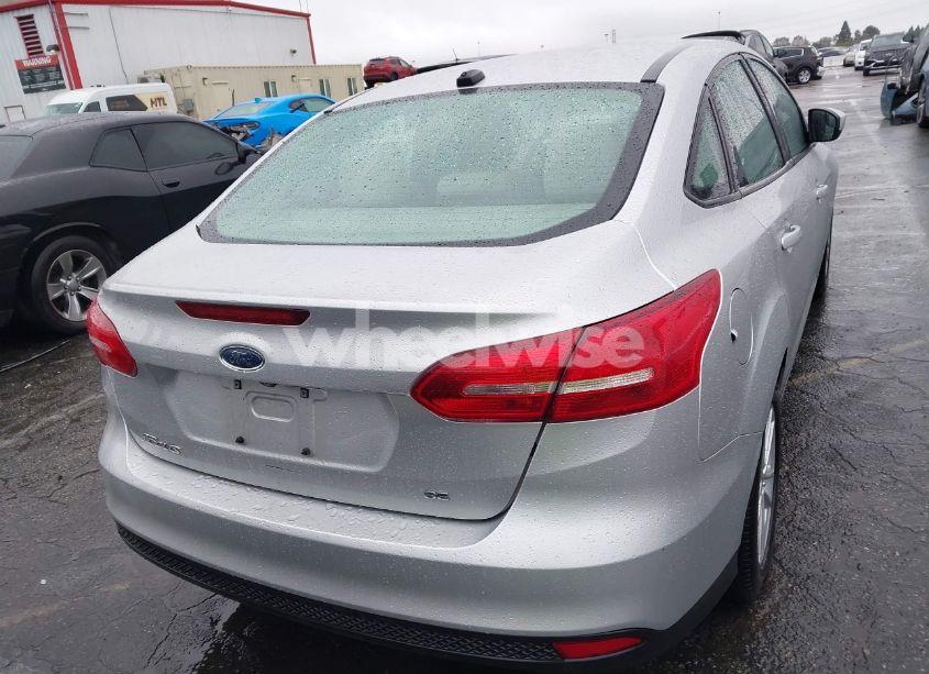 Photo 17 of 2018 Ford Focus SE (VIN 1FADP3F24JL326333)