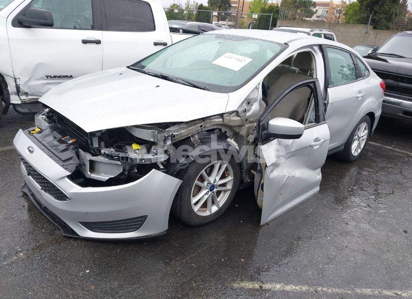 Photo 2 of 2018 Ford Focus SE (VIN 1FADP3F24JL326333)
