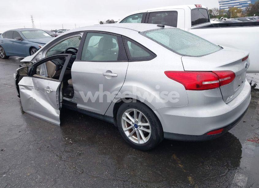 Photo 3 of 2018 Ford Focus SE (VIN 1FADP3F24JL326333)