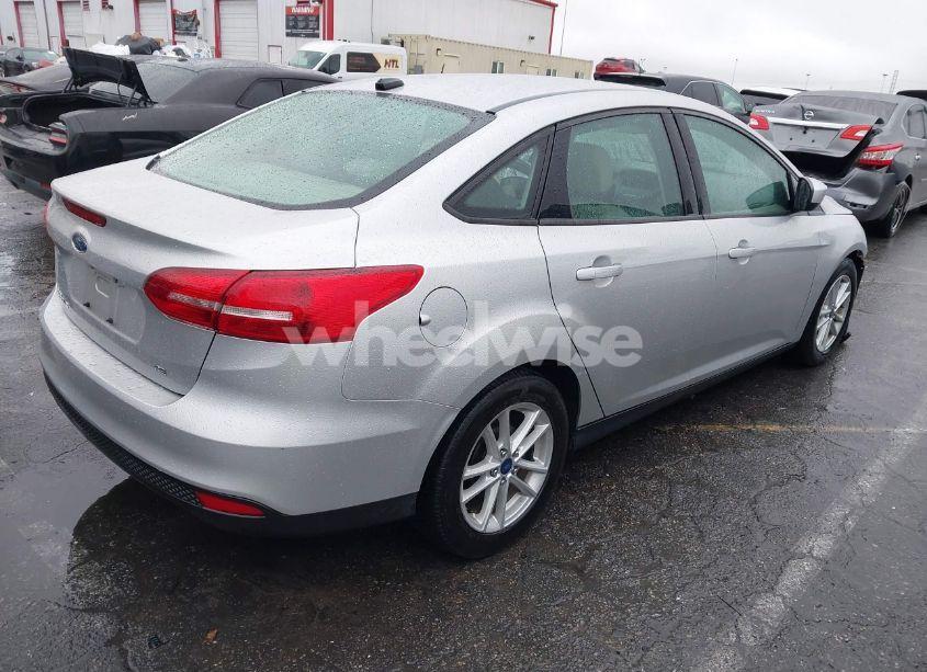 Photo 4 of 2018 Ford Focus SE (VIN 1FADP3F24JL326333)