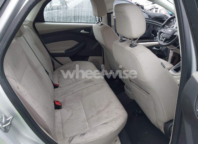 Photo 8 of 2018 Ford Focus SE (VIN 1FADP3F24JL326333)