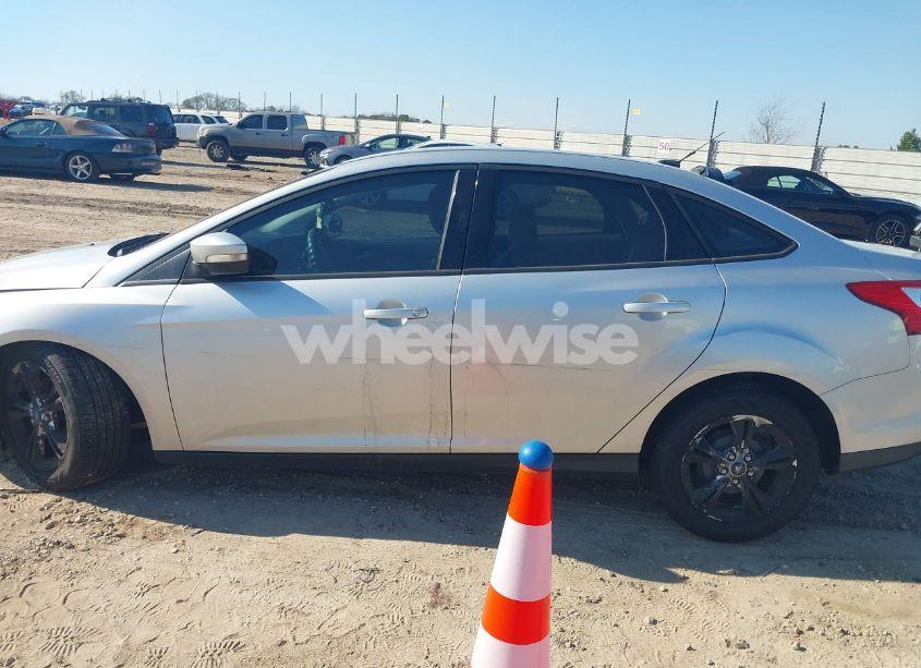 Photo 14 of 2013 Ford Focus SE (VIN 1FADP3F25DL259777)