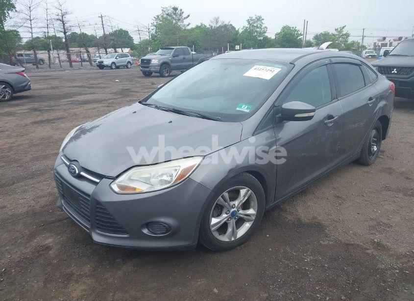 Photo 2 of 2013 Ford Focus SE (VIN 1FADP3F25DL358423)