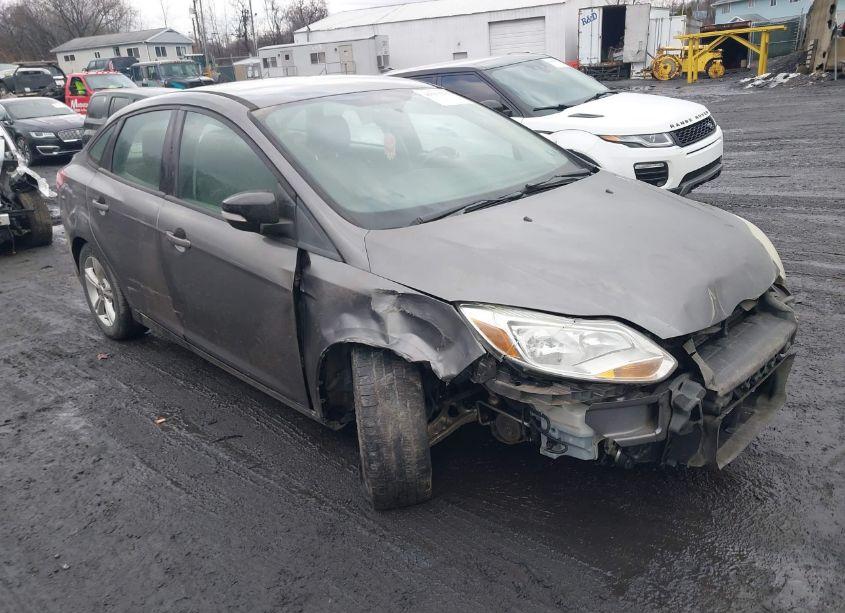 2014 Ford Focus SE (VIN 1FADP3F25EL105989) main photo