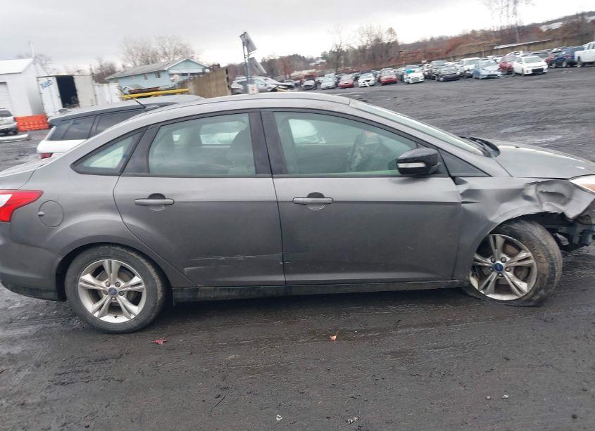 Photo 13 of 2014 Ford Focus SE (VIN 1FADP3F25EL105989)