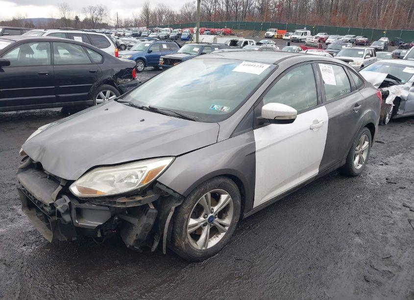 Photo 2 of 2014 Ford Focus SE (VIN 1FADP3F25EL105989)