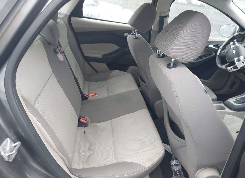 Photo 8 of 2014 Ford Focus SE (VIN 1FADP3F25EL105989)