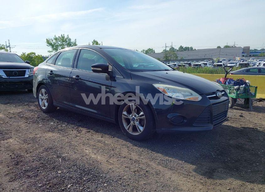 2014 Ford Focus SE (VIN 1FADP3F25EL304461) main photo