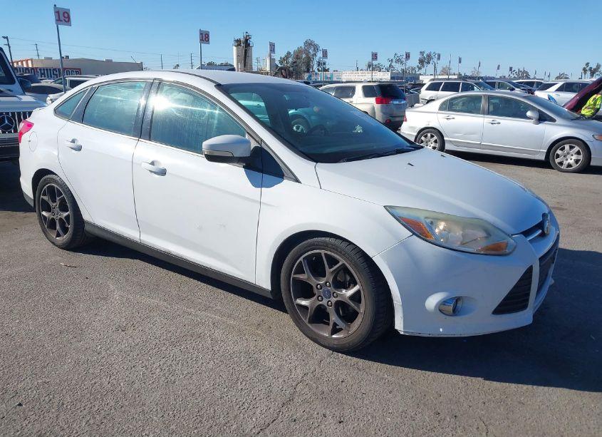 2014 Ford Focus SE (VIN 1FADP3F25EL327349) main photo