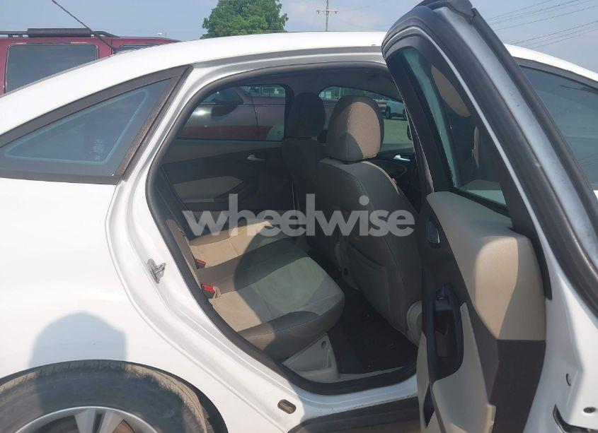 Photo 8 of 2014 Ford Focus SE (VIN 1FADP3F25EL345401)