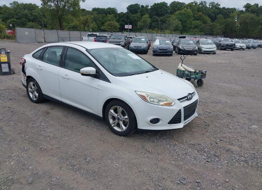 2014 Ford Focus SE (VIN 1FADP3F25EL366832) main photo