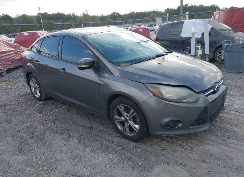 2014 Ford Focus SE (VIN 1FADP3F25EL385977) main photo