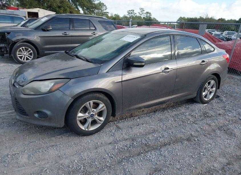 Photo 2 of 2014 Ford Focus SE (VIN 1FADP3F25EL385977)