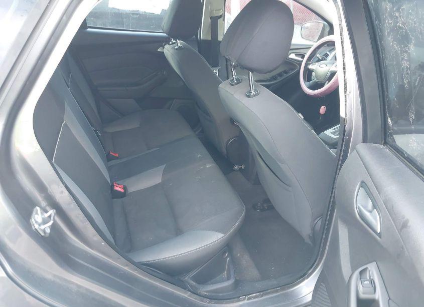 Photo 8 of 2014 Ford Focus SE (VIN 1FADP3F25EL385977)