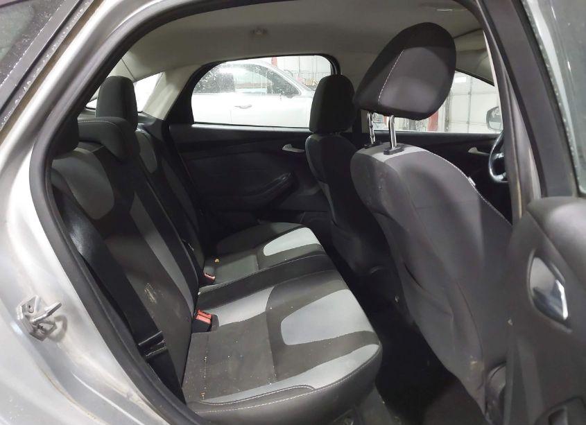 Photo 8 of 2014 Ford Focus SE (VIN 1FADP3F25EL442601)