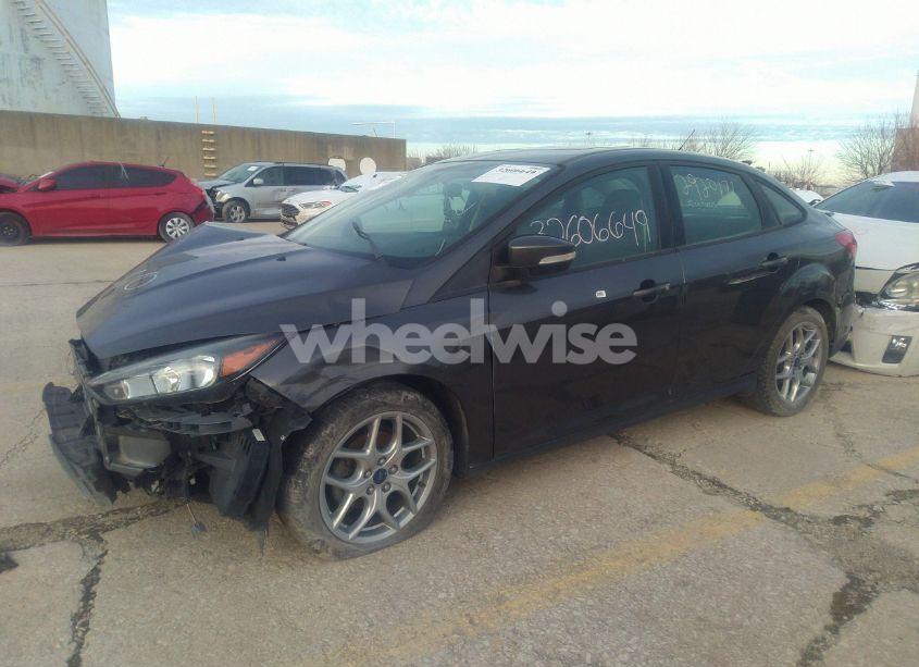 Photo 2 of 2015 Ford Focus SE (VIN 1FADP3F25FL200845)