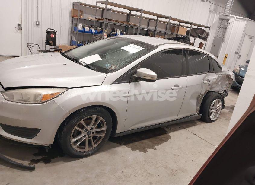 Photo 14 of 2015 Ford Focus SE (VIN 1FADP3F25FL202952)